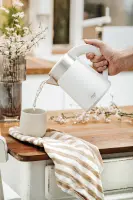 Adler | Kettle | AD 1372 | Electric | 800 W | 0.6 L | Plastic/Stainless steel | 360° rotational base | White – pilt 9