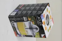 SALE OUT. Adler AD 4012 Citrus Juicer, 2 Pressing Cups for Big and Small Citrus Fruits, 40W, Black | Adler Citrus Juicer | AD 4012 | Type  Citrus juicer | Black | 40 W | Number of speeds 1 | DAMAGED PACKAGING