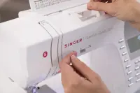 Singer | Sewing Machine | Quantum Stylist™ 9960 | Number of stitches 600 | Number of buttonholes 13 | White – pilt 2