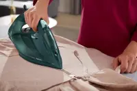 Philips | Iron | DST7050/70 | Steam Iron | 2800 W | Water tank capacity 300 ml | Continuous steam 50 g/min | Steam boost performance 250 g/min | Green – pilt 7