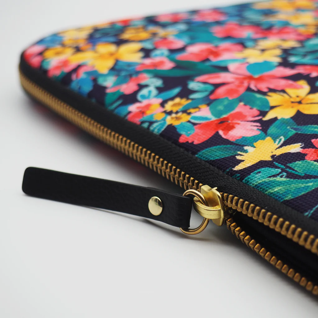 Casyx | Fits up to size 13 ”/14 " | Casyx for MacBook | SLVS-000023 | Sleeve | Canvas Flowers Dark | Waterproof
