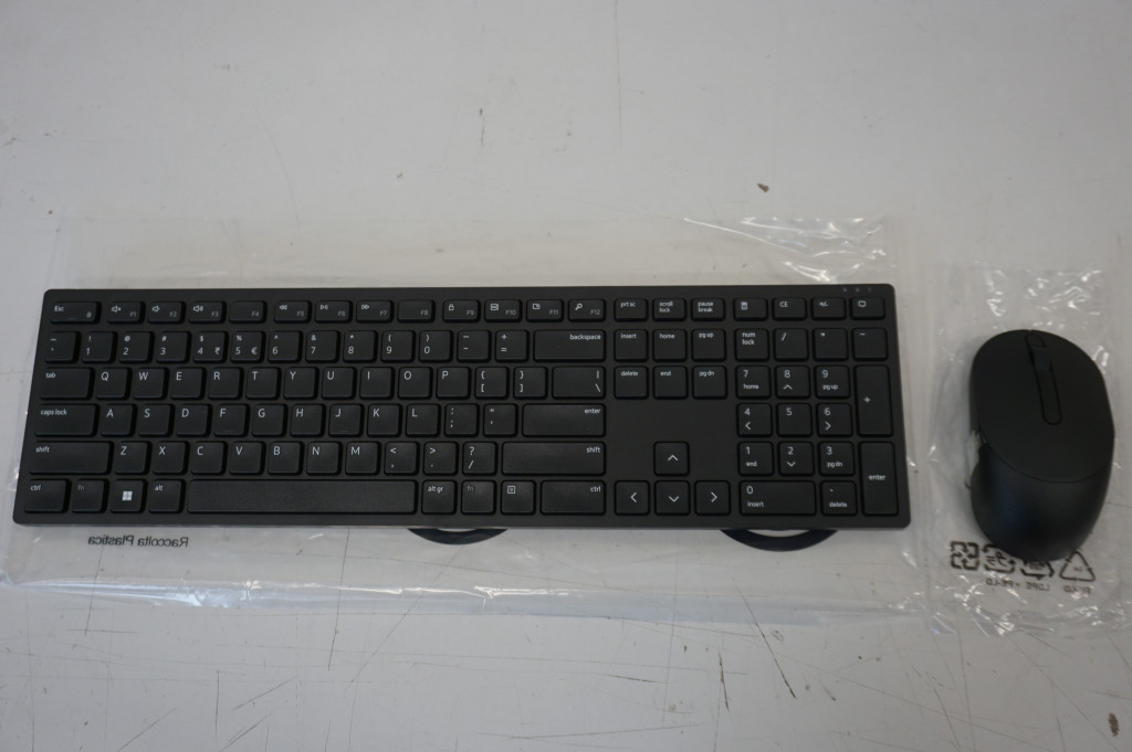 SALE OUT. Dell Keyboard and Mouse KM5221W Pro Wireless US International (RTL BOX) | Dell | Pro Keyboard and Mouse (RTL BOX) | KM5221W | Keyboard and Mouse Set | Wireless | Batteries included | US | REFURBISHED | Black | Wireless connection