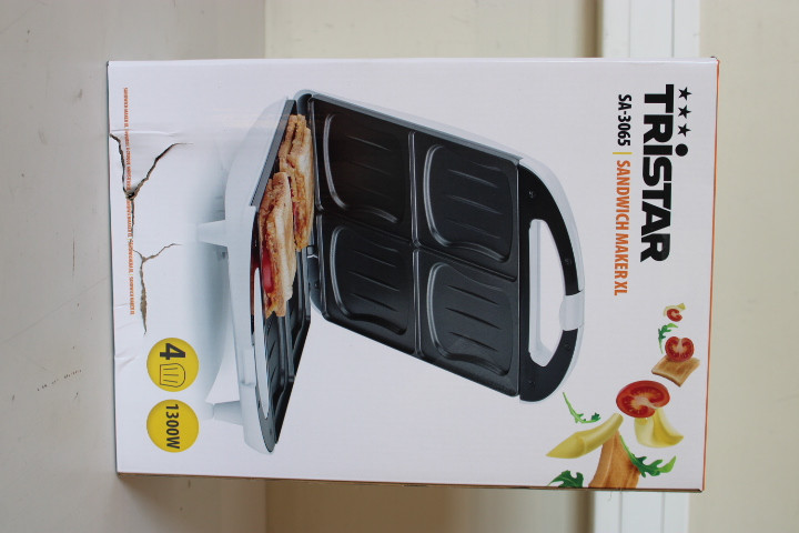 SALE OUT.  | Tristar | Sandwich maker XL | SA-3065 | 1300 W | Number of plates 1 | Number of pastry 4 | White | DAMAGED PACKAGING, SCRATCHED ON BACK