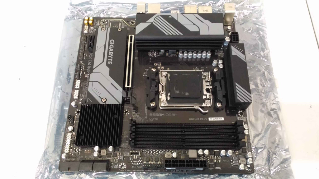 SALE OUT. GIGABYTE B650M DS3H 1.0 M/B, REFURBISHED, WITHOUT ORIGINAL PACKAGING AND ACCESSORIES, BACKPANEL INCLUDED | B650M DS3H 1.0 M/B | Processor family AMD | Processor socket AM5 | DDR5 DIMM | Memory slots 4 | Supported hard disk drive interfaces 	SATA, M.2 | Number of SATA connectors 4 | Chipset B650 | Micro ATX | REFURBISHED, WITHOUT ORIGINAL 