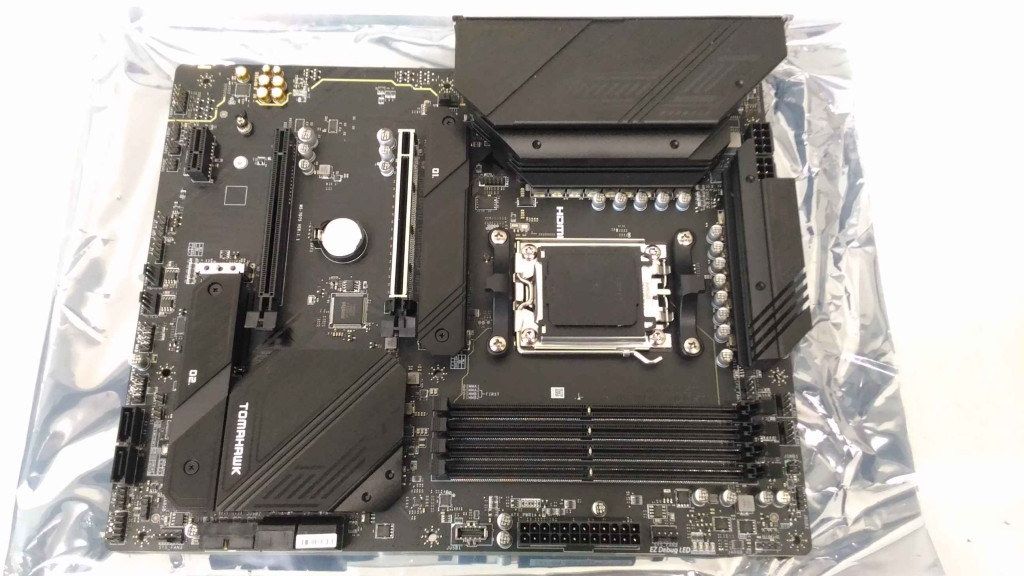 SALE OUT. | SALE OUT. MSI MAG B650 TOMAHAWK WIFI | Processor family AMD | Processor socket AM5 | DDR5 DIMM | Memory slots 4 | Supported hard disk drive interfaces 	SATA, M.2 | Number of SATA connectors 6 | Chipset AMD B650 | ATX | BENT DENT, SCRATCHED ON PCI CONNECTOR