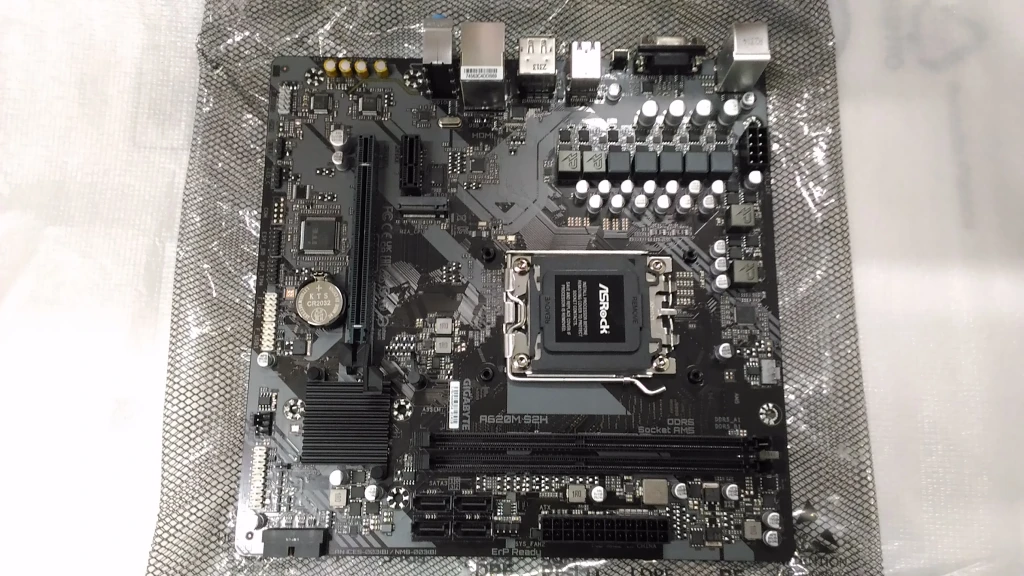 SALE OUT. GIGABYTE A620M S2H 1.0 M/B | Gigabyte A620M S2H 1.0 M/B | Processor family AMD | Processor socket AM5 | DDR5 DIMM | Memory slots 2 | Supported hard disk drive interfaces 	SATA, M.2 | Number of SATA connectors 4 | Chipset AMD A620 | Micro ATX | USED, REFURBISHED, WITHOUT ACCESSORIES, ONLY BACK PANEL INCLUDED