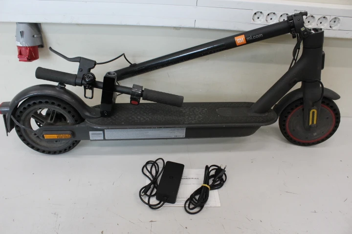 SALE OUT. Xiaomi Mi Electric Scooter Pro 2 (Black) | Xiaomi Mi Electric Scooter Pro 2 | 600 W | 25 km/h | 24 month(s) | Black | DAMAGED PACKAGING, SCRATCHED, DIRTY, MISSING KEY, SCREWS, MANUAL