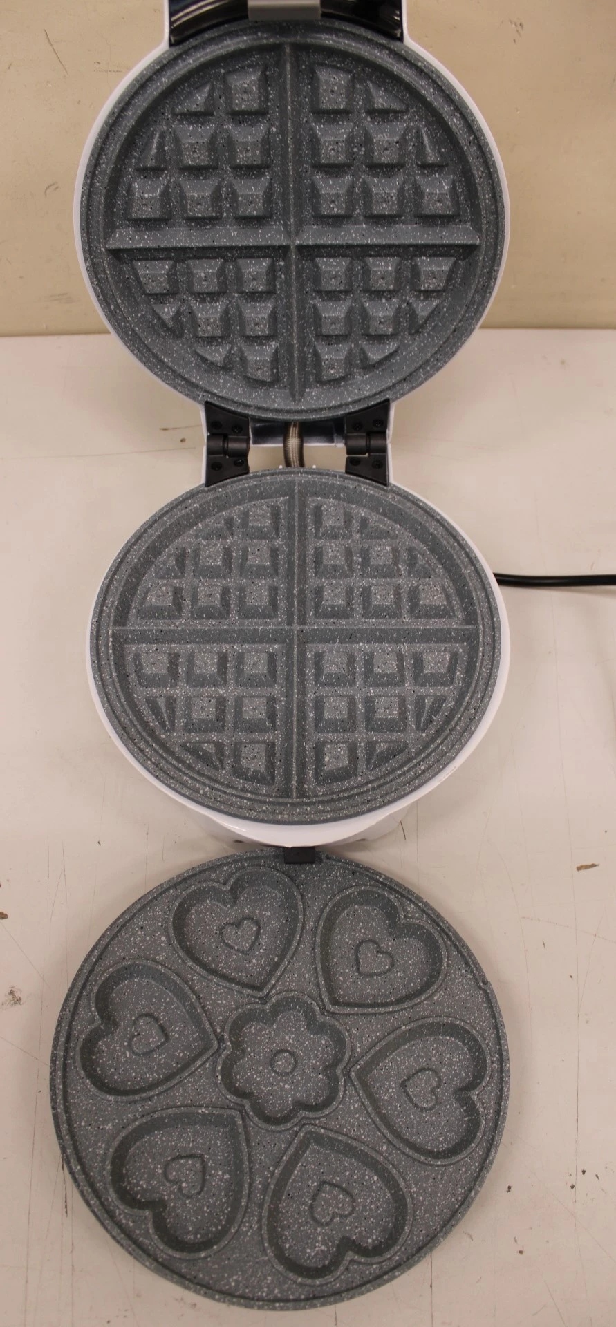 Cecotec Waffle Maker | Fun Gofrestone 3in1 | 700 W | Number of pastry 3 | Waffle/Muffin/Donut | White | MISSING DOUGHTSNUTS   INTERCHANGEABLE PLATE