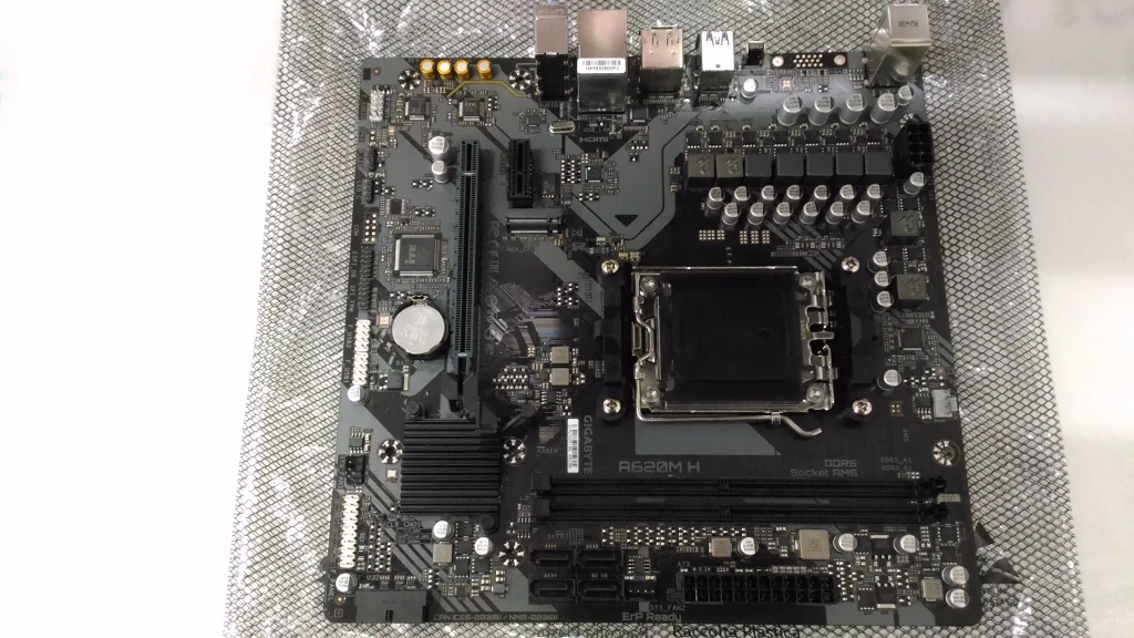 SALE OUT. Gigabyte A620M H 1.0 M/B | Processor family AMD | Processor socket AM5 | DDR5 DIMM | Memory slots 2 | Supported hard disk drive interfaces SATA, M.2 | Number of SATA connectors 4 | Chipset AMD A620 | Micro ATX | USED, REFURBISHED, WITHOUT ACCESSORIES, ONLY BACK PANEL INCLUDED